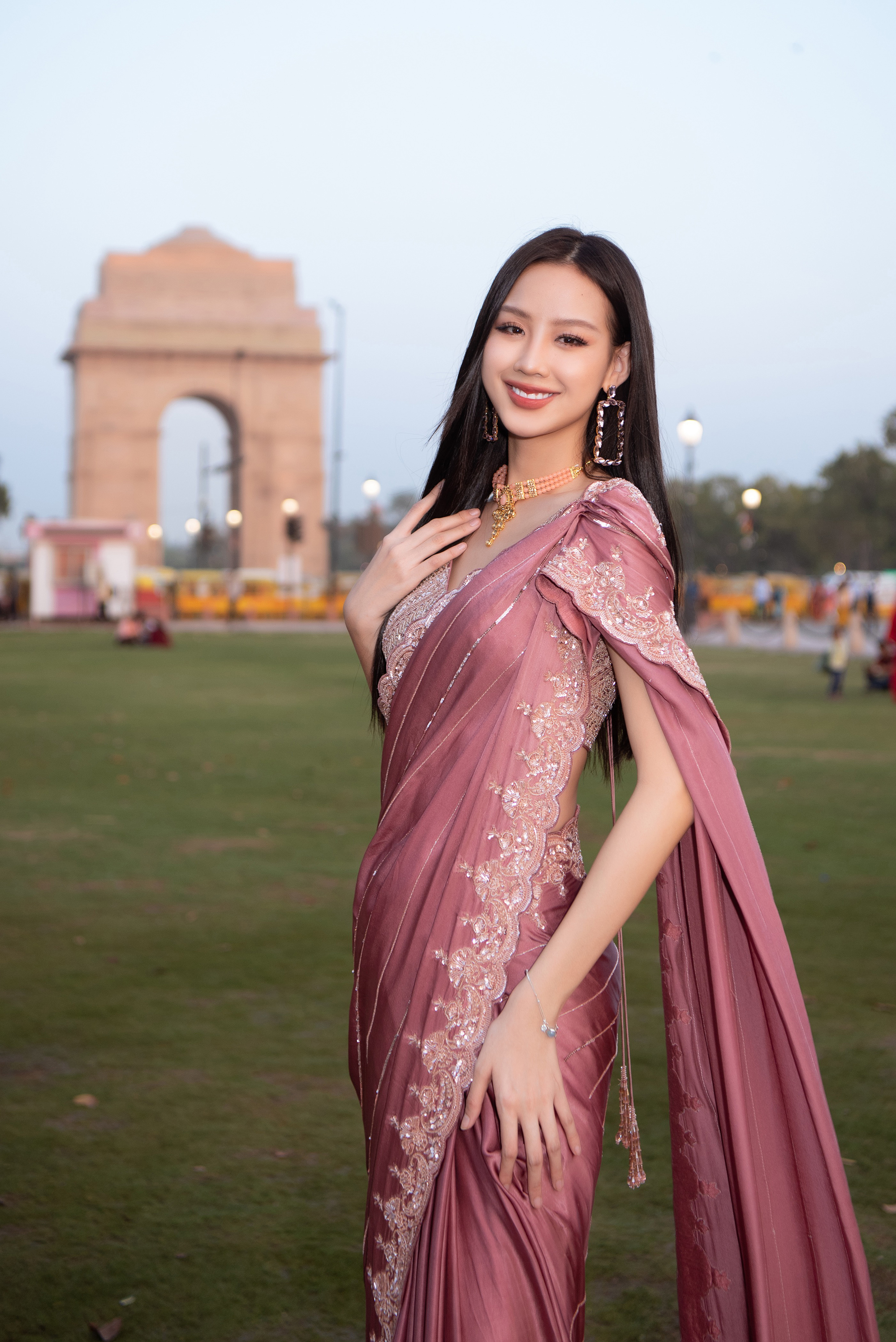 Hoa hậu Bảo Ngọc được fan vây kín tại Ấn Độ - Ảnh 2.