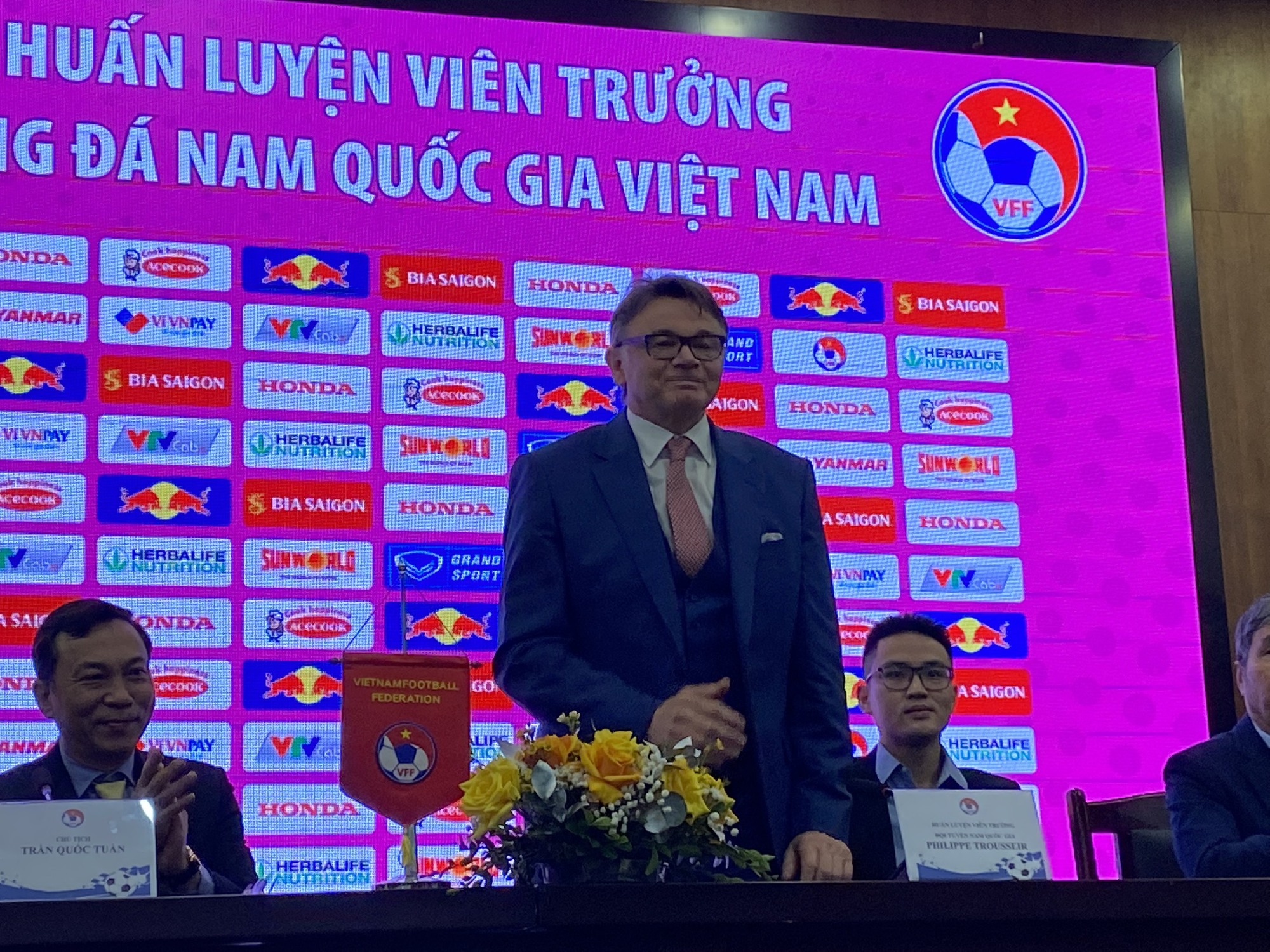 Trả lời Báo Thanh Niên: HLV Troussier tiết lộ bí quyết dẫn lối đội tuyển Việt Nam - Ảnh 6.