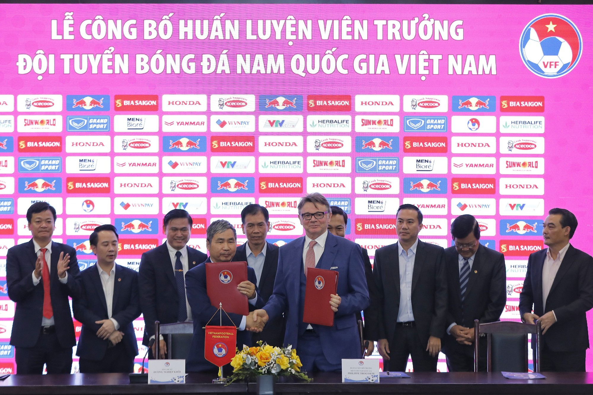 HLV Troussier cam kết dùng kinh nghiệm World Cup để dẫn lối cho đội tuyển Việt Nam - Ảnh 1.