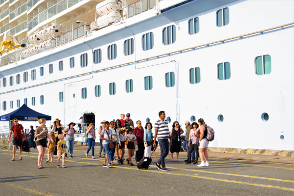 Siêu tàu du lịch chở hơn 3.800 du khách quốc tế đến Bà Rịa