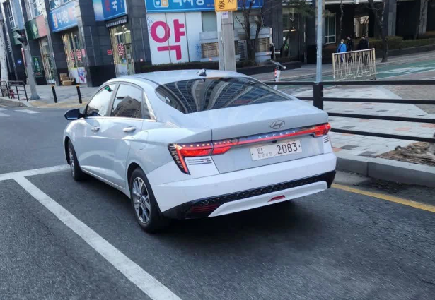 Hyundai Accent 2024 'ngang nhiên' chạy trên đường phố - Ảnh 2.