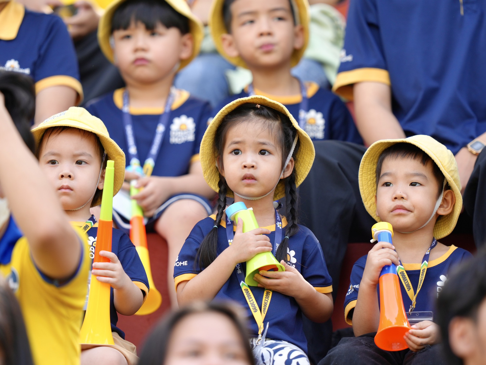 Xuất hiện dàn CĐV nhí siêu dễ thương tại giải Thanh Niên Sinh viên Việt Nam - Ảnh 3.