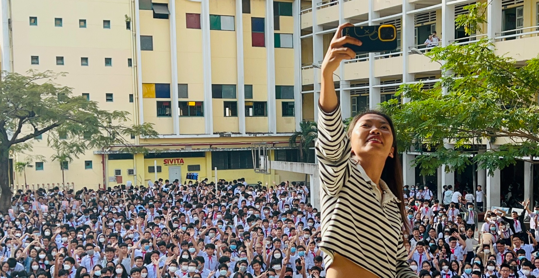 Quả bóng vàng Huỳnh Như nhảy 'See tình' cùng học sinh THPT Chuyên Trần Đại Nghĩa - Ảnh 1.