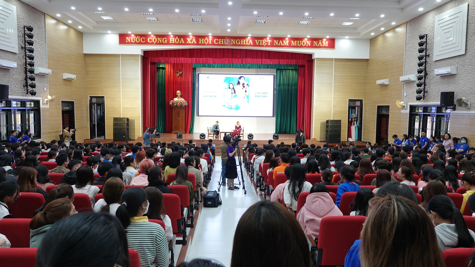 Hoa hậu Thủy Tiên chia sẻ kinh nghiệm học ngoại ngữ tại ĐH Quy Nhơn - Ảnh 1.