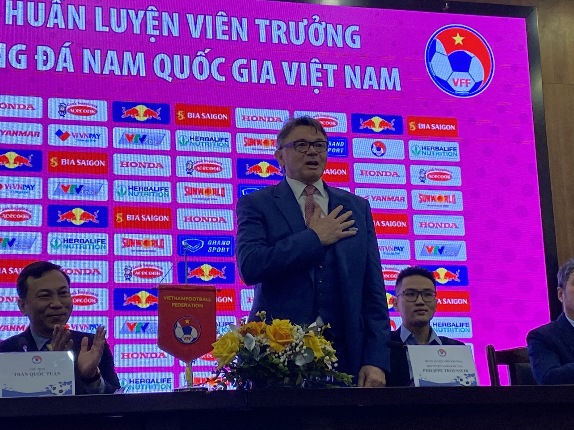 Trả lời Báo Thanh Niên: HLV Troussier tiết lộ bí quyết dẫn lối đội tuyển Việt Nam - Ảnh 5.