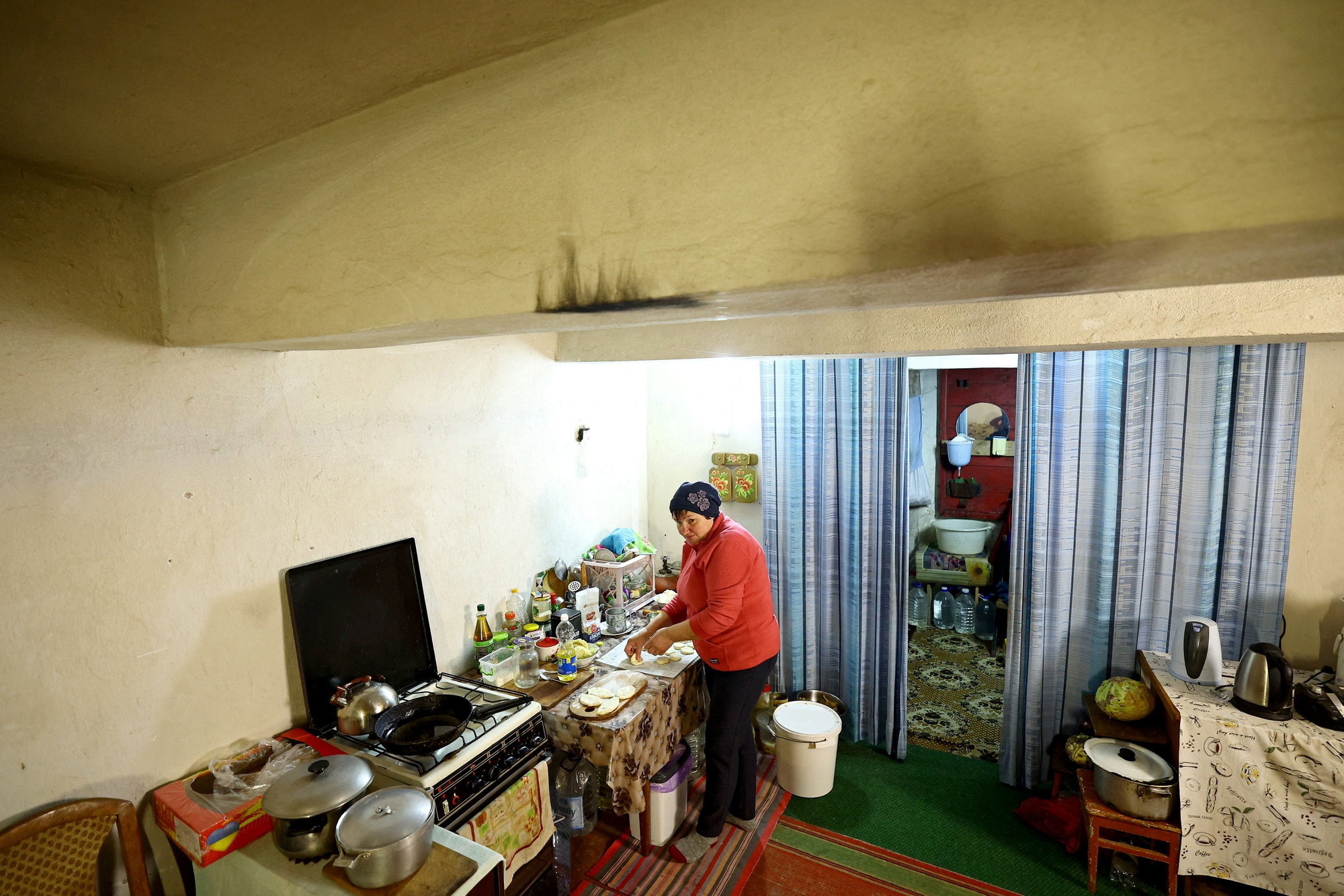 Gặp người phụ nữ sống trong hầm trú ẩn từ thời Liên Xô cũ - Ảnh 1.