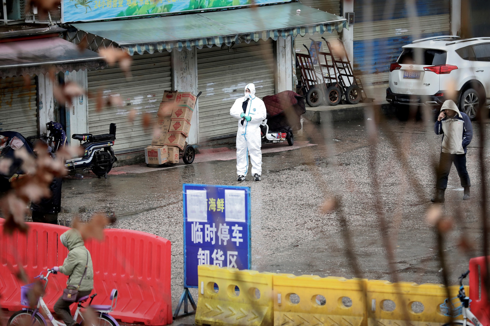 Một nhân viên mặc đồ bảo hộ y tế tại chợ hải sản ở Vũ Hán vào ngày 10/1/2020.