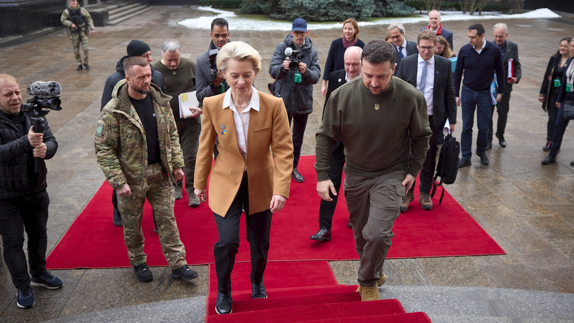 Châu Âu dặn quan chức không mặc màu quân sự khi sang Ukraine - Ảnh 1.