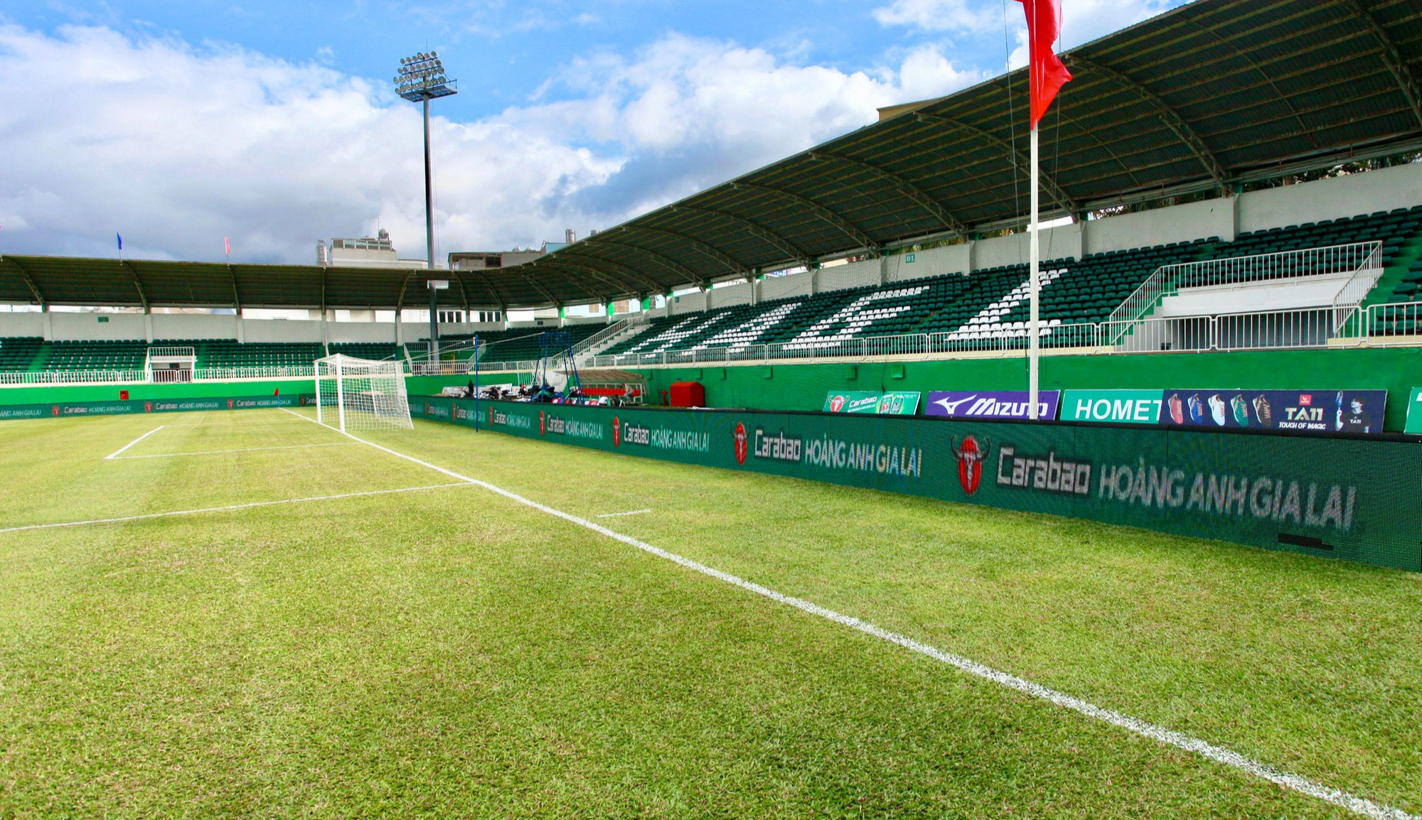 Đã mắt với mặt cỏ xanh mướt của sân nhà HAGL trước trận ra quân V-League - Ảnh 5.