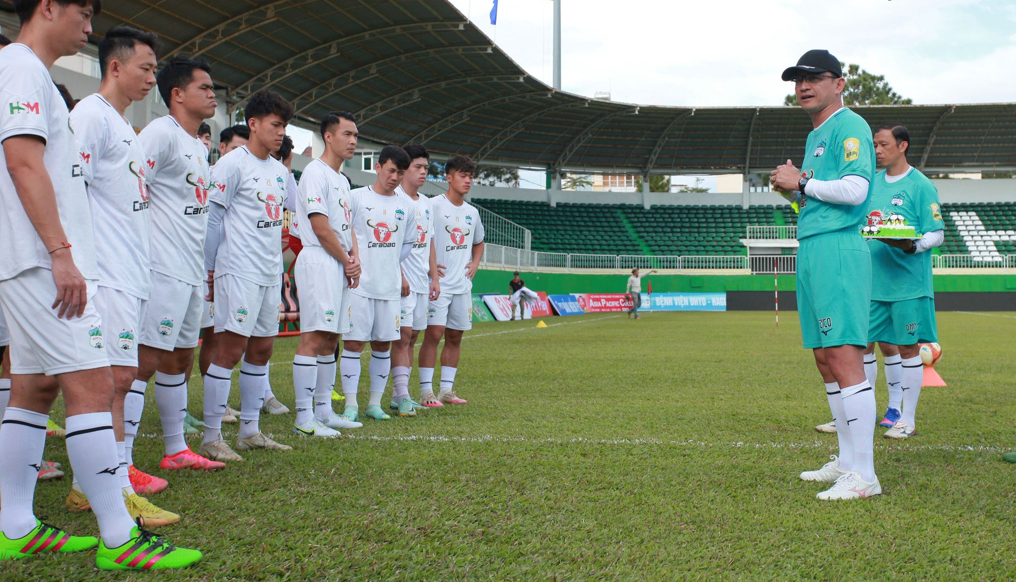 Đã mắt với mặt cỏ xanh mướt của sân nhà HAGL trước trận ra quân V-League - Ảnh 6.