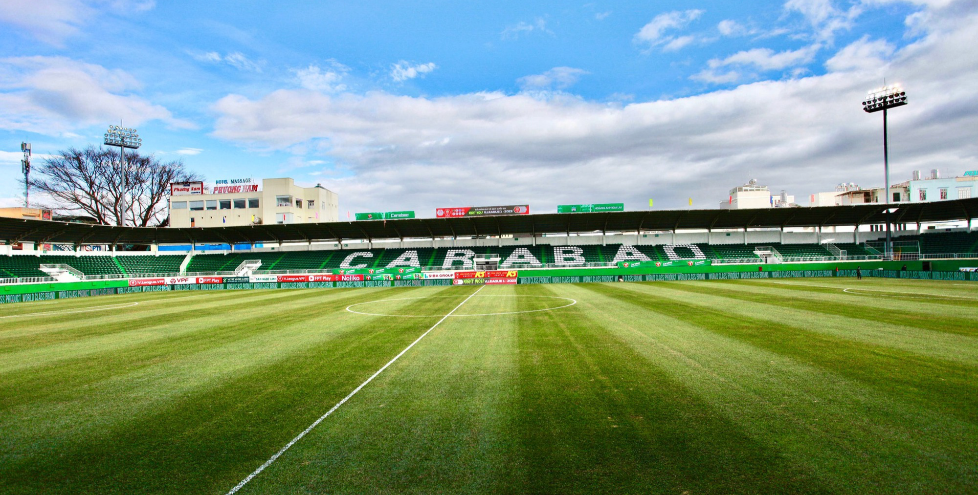 Đã mắt với mặt cỏ xanh mướt của sân nhà HAGL trước trận ra quân V-League - Ảnh 1.