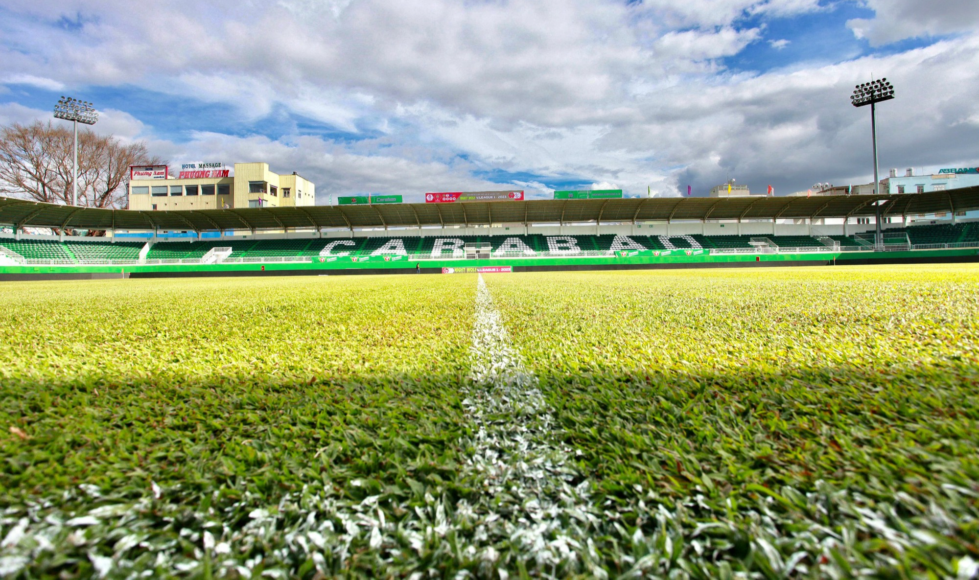 Đã mắt với mặt cỏ xanh mướt của sân nhà HAGL trước trận ra quân V-League - Ảnh 2.