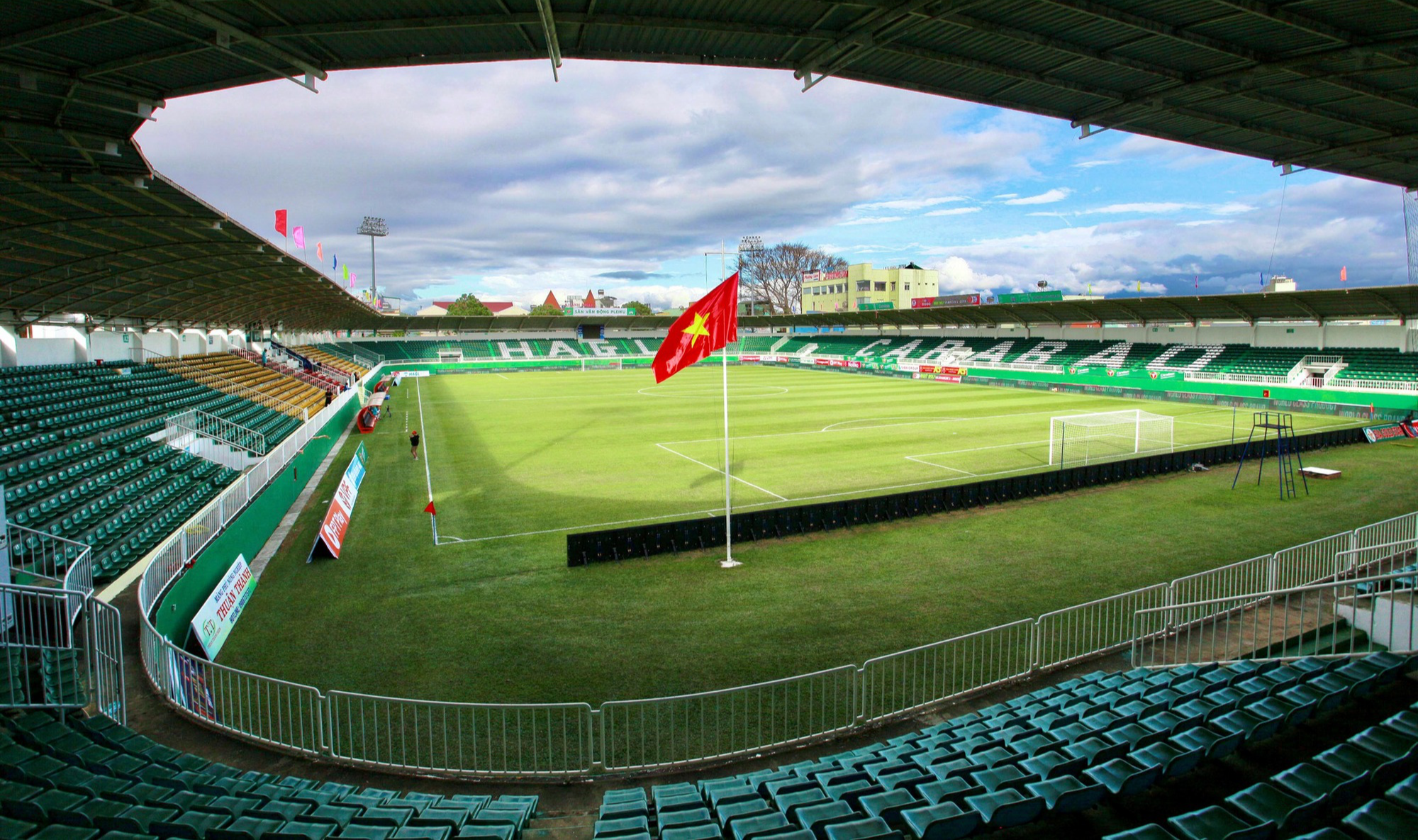 Đã mắt với mặt cỏ xanh mướt của sân nhà HAGL trước trận ra quân V-League - Ảnh 3.