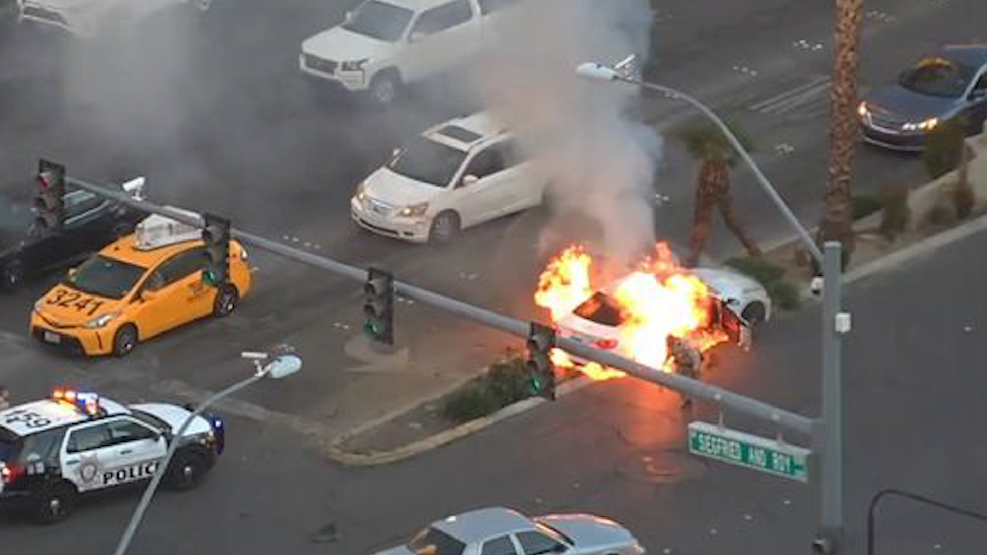 Kéo tài xế bất tỉnh ra khỏi chiếc xe bốc cháy ở Las Vegas - Ảnh 1.