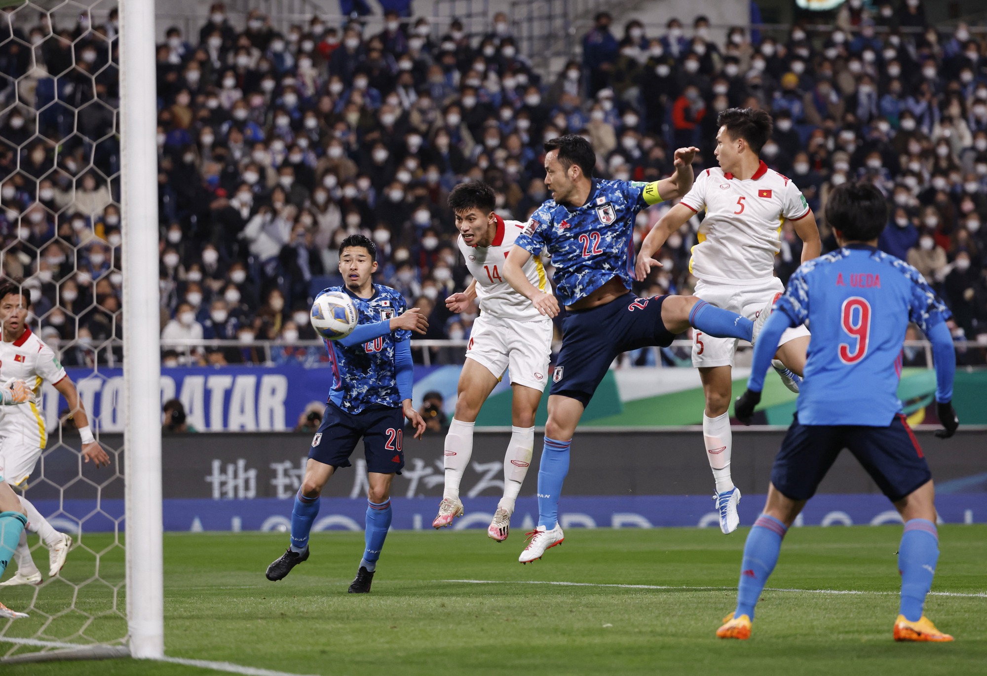 Thanh Bình đánh đầu tung lưới đội tuyển Nhật Bản ở vòng loại World Cup 2022