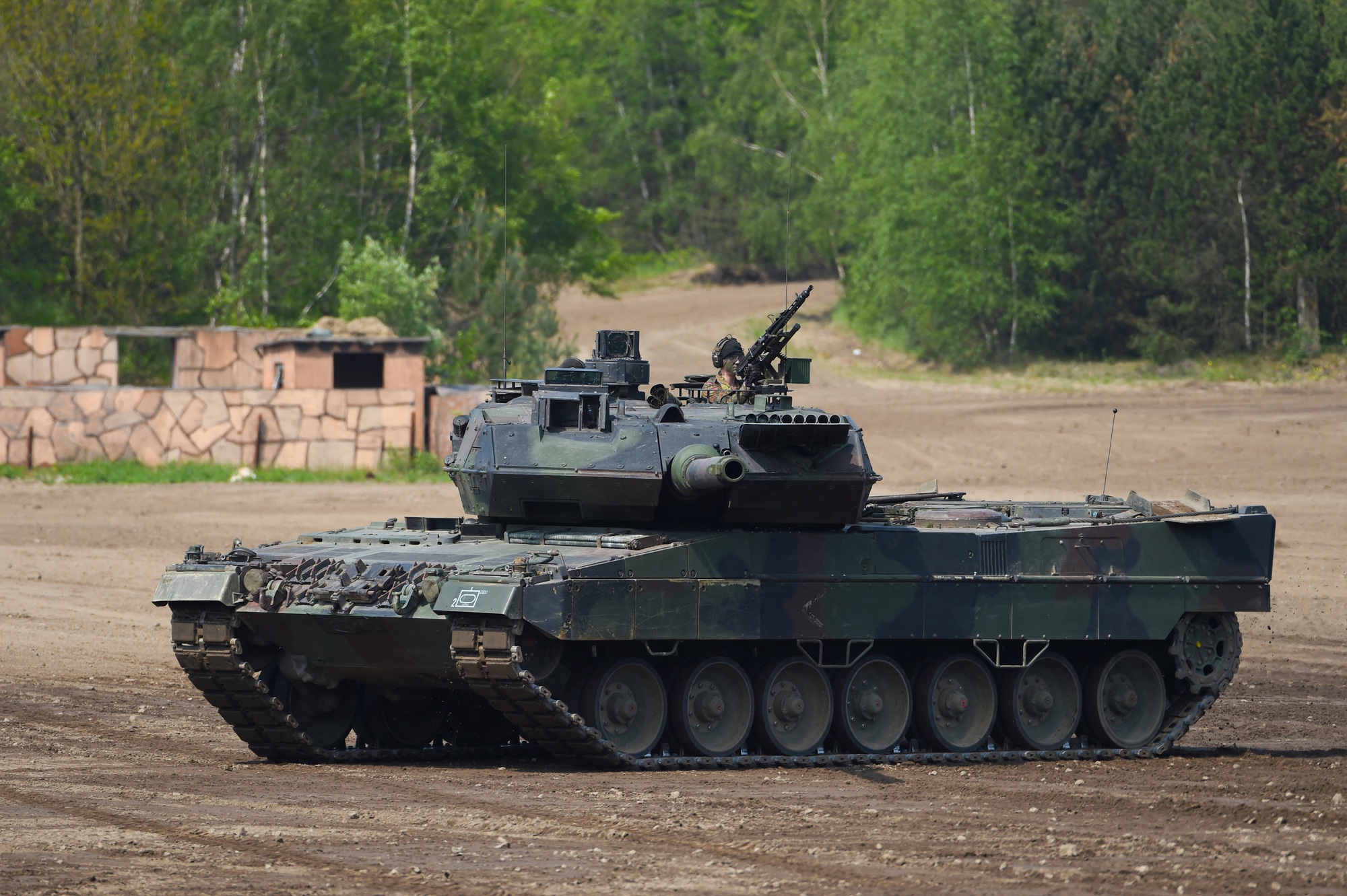 Vì sao Na Uy chọn mua 54 xe tăng thế hệ mới Leopard 2?  - Ảnh 1 .
