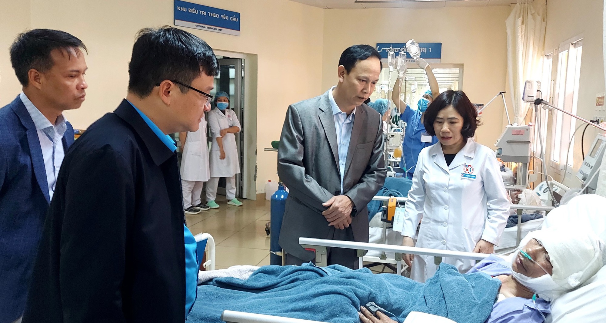 Vụ nổ tàu ở Quảng Ninh: Chuyển 5 người thương nặng lên bệnh viện tuyến trên   - Ảnh 1.
