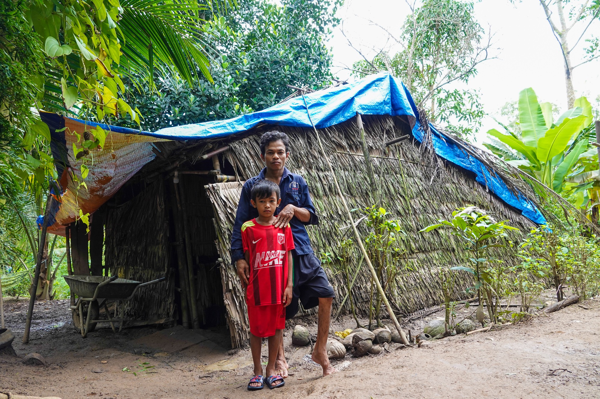 Người đàn ông khuyết tật làm việc như một 