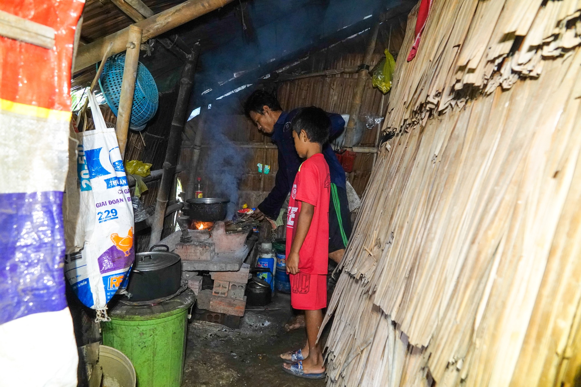 Người đàn ông khuyết tật làm việc như một 