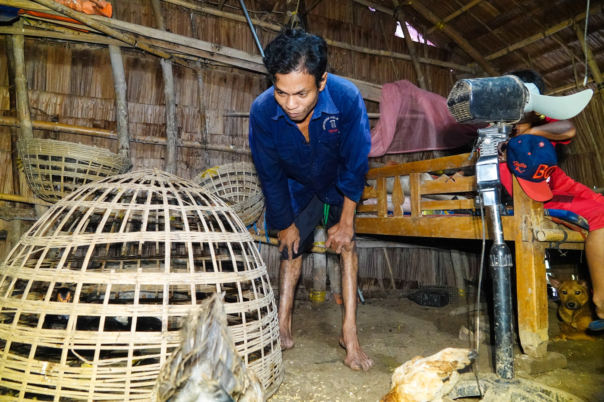 Người đàn ông khuyết tật làm việc như một 