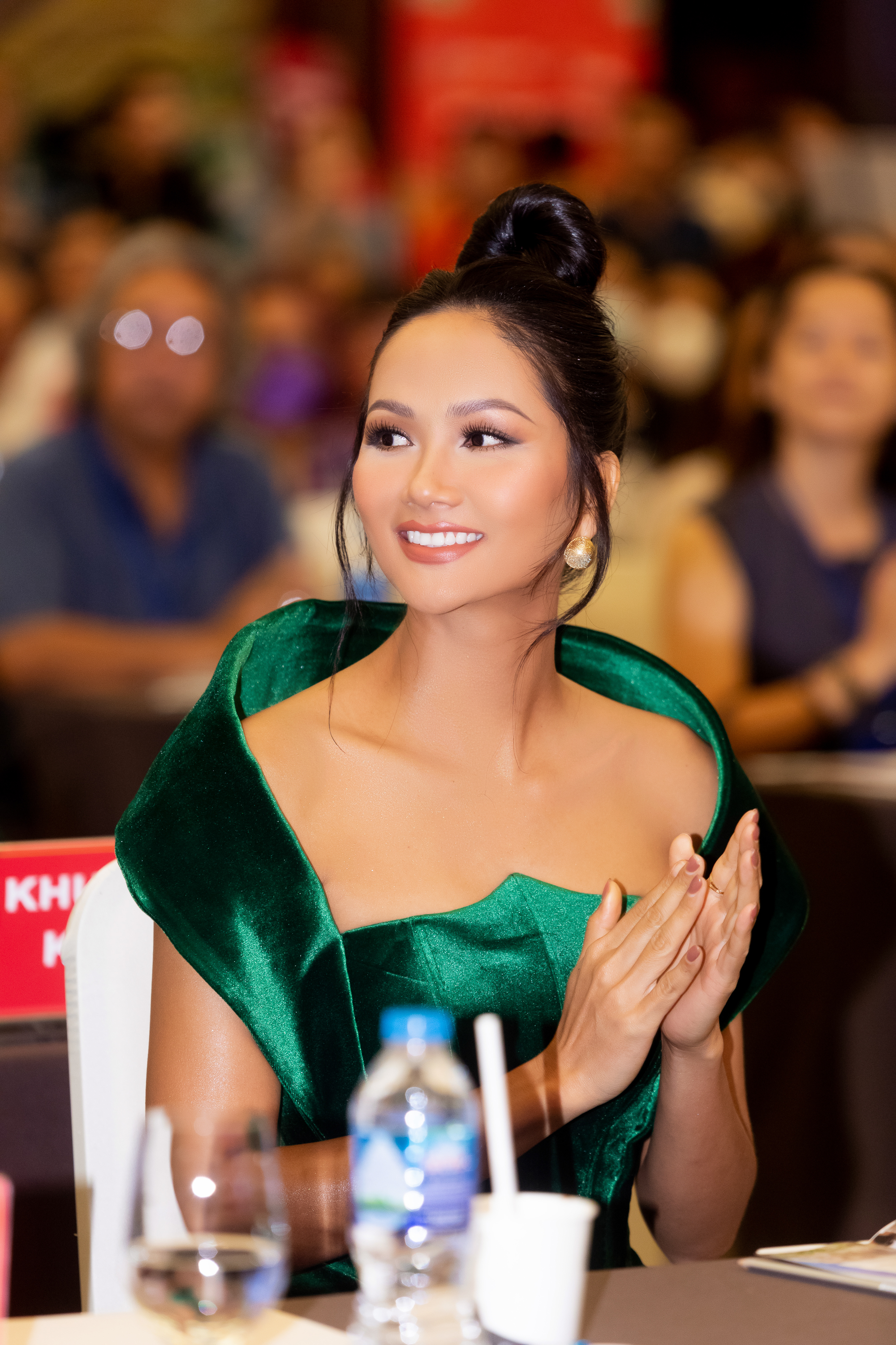 Hoa hậu H'Hen Niê khoe đường cong gợi cảm tại sự kiện - Ảnh 5.