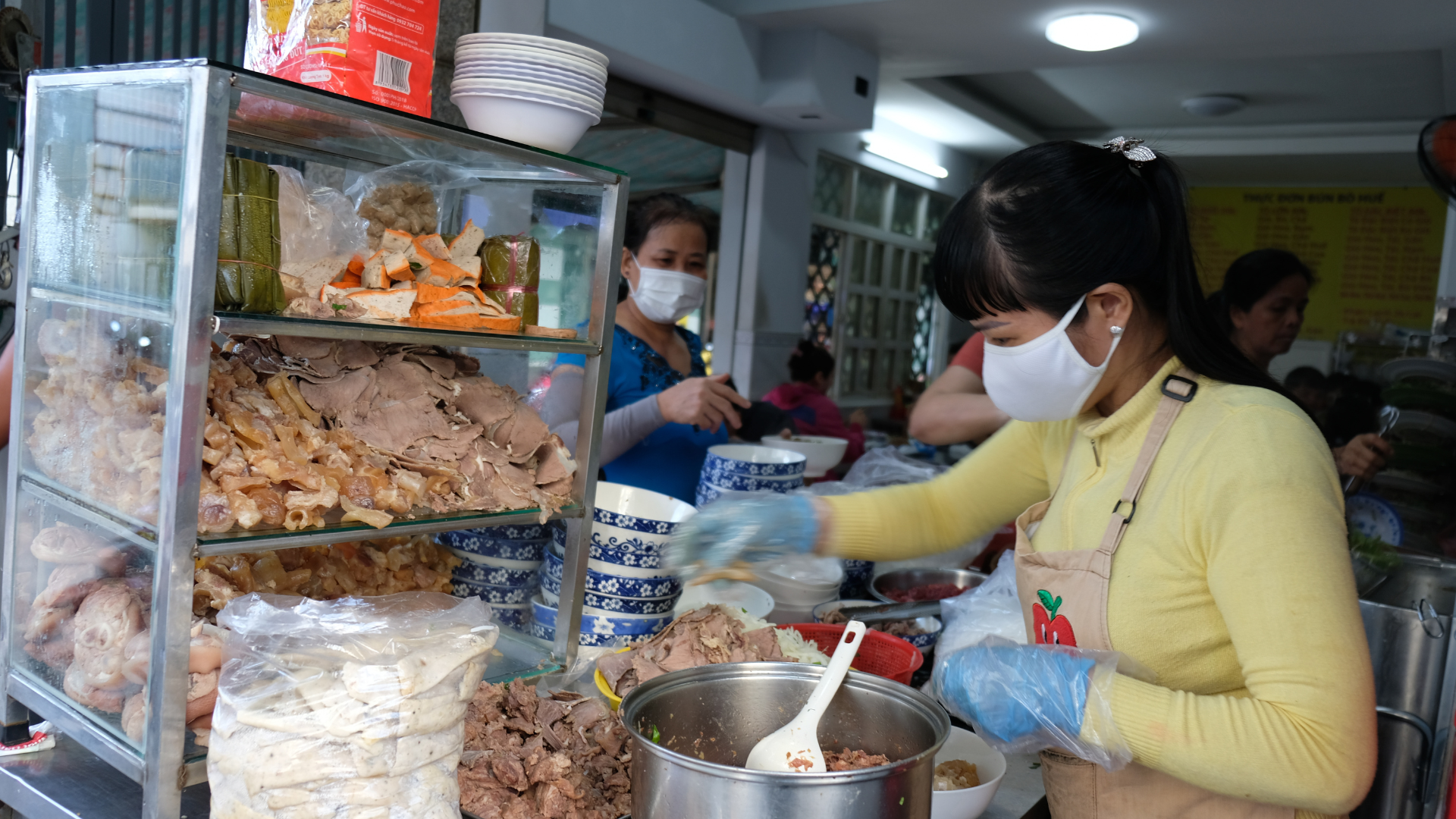 Lạ miệng bún bò thịt ‘vét’ siêu béo ngậy khó tìm tại Sài Gòn - Ảnh 1.