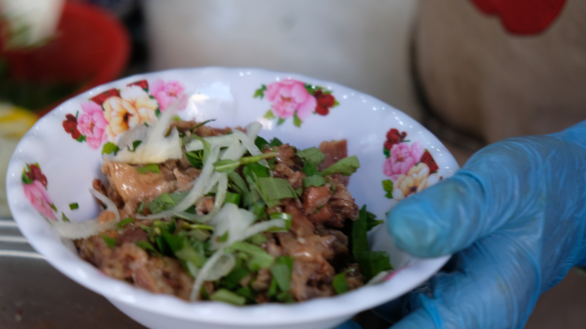 Lạ miệng bún bò thịt ‘vét’ siêu béo ngậy khó tìm tại Sài Gòn - Ảnh 2.