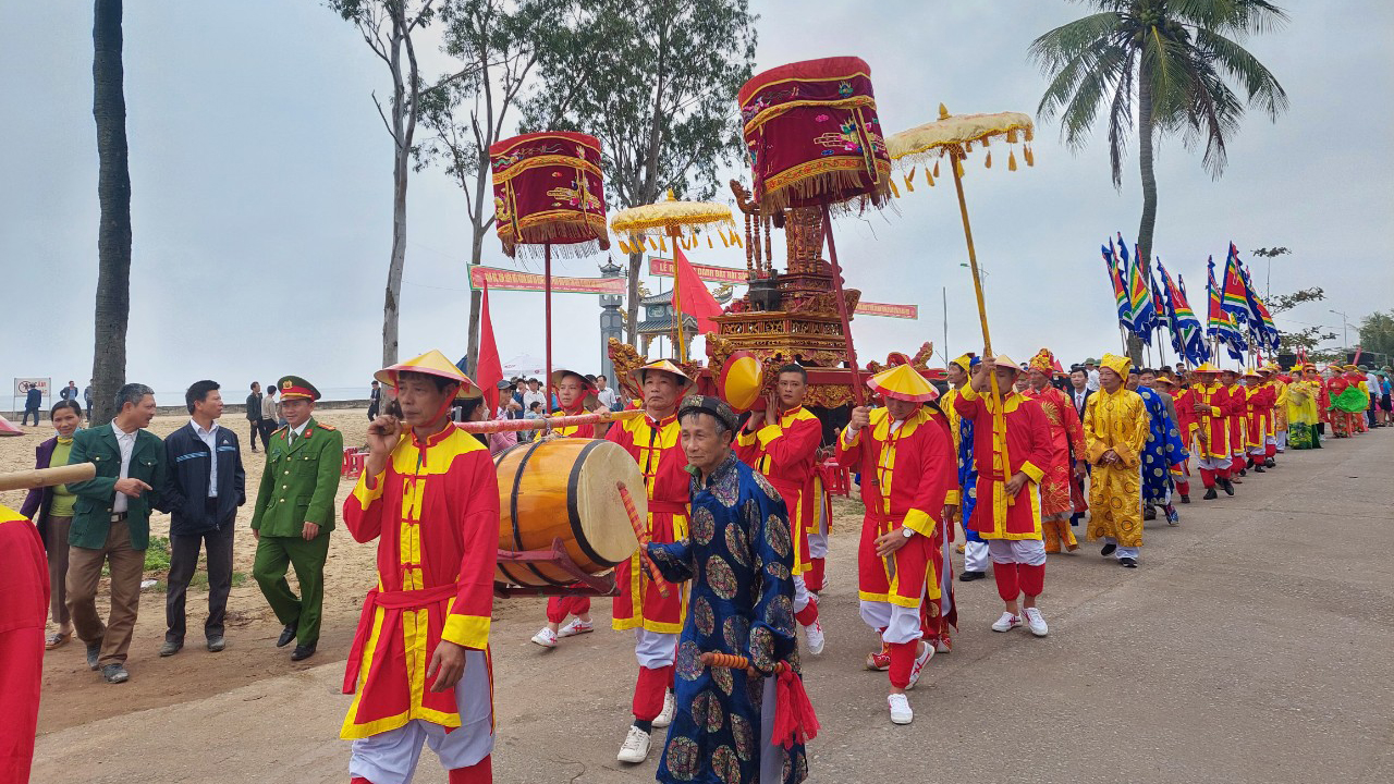 Lễ hội cầu ngư tại làng chài Cảnh Dương - Ảnh 2.