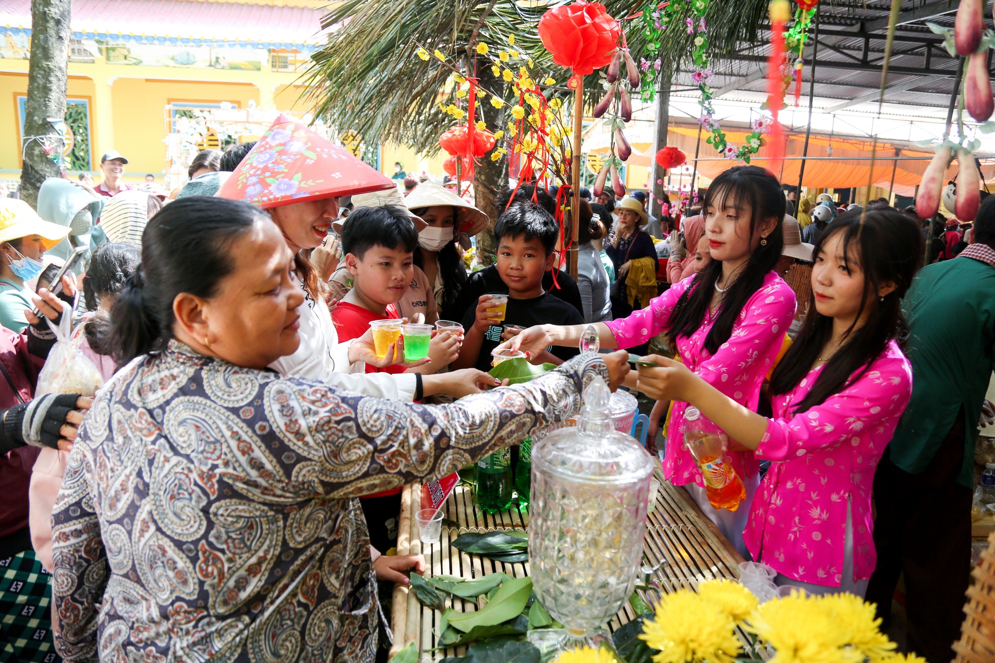 Độc đáo phiên chợ lá có 1 không 2 ở Tây Ninh  - Ảnh 9.