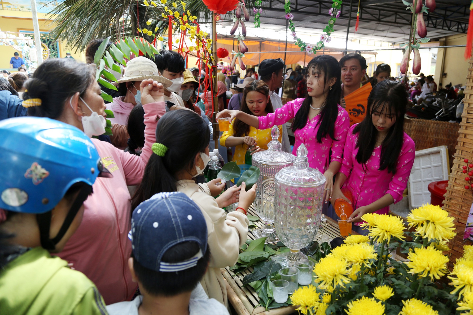 Độc đáo phiên chợ lá có 1 không 2 ở Tây Ninh  - Ảnh 3.