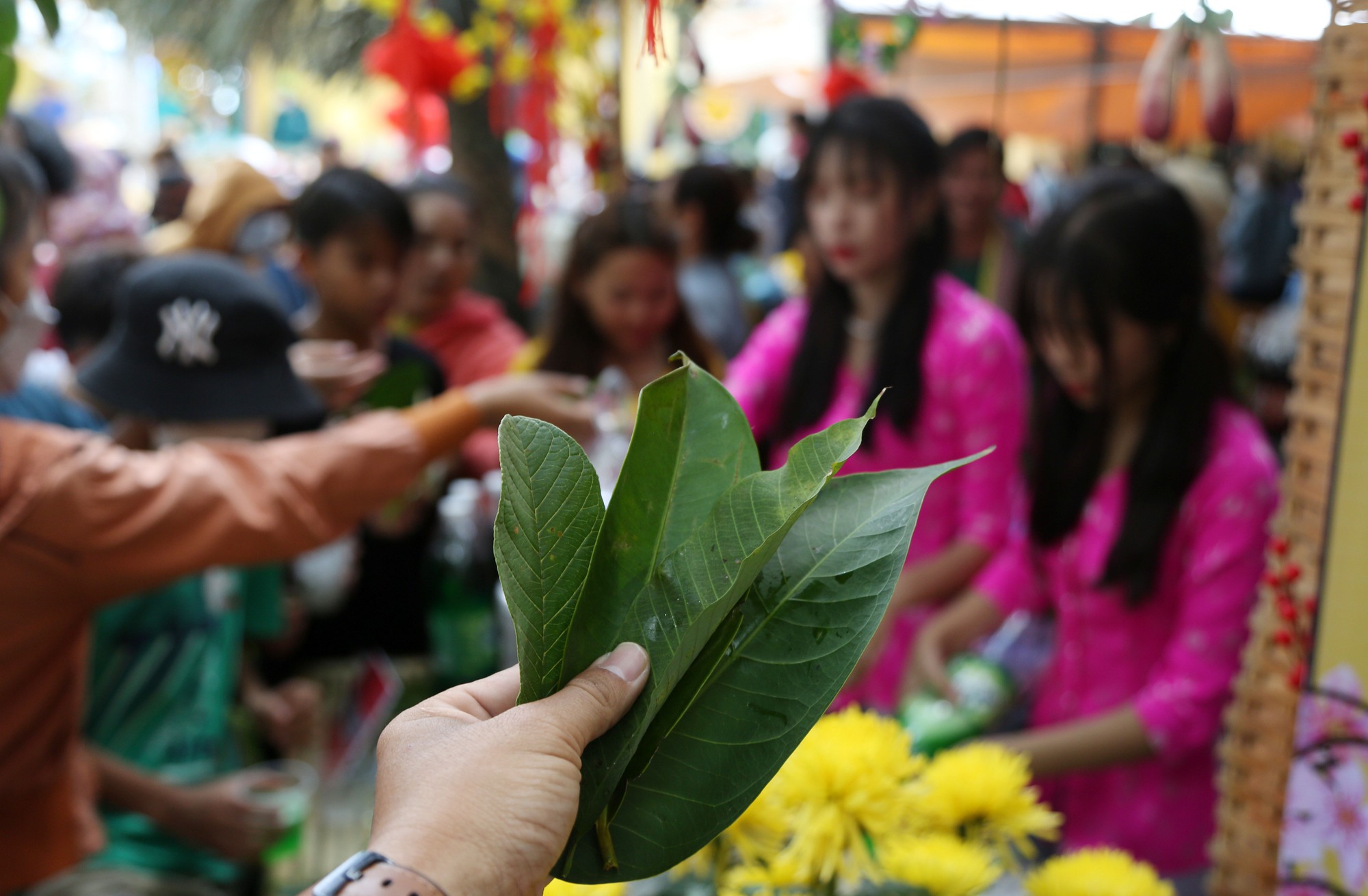 Độc đáo phiên chợ lá có 1 không 2 ở Tây Ninh  - Ảnh 1.