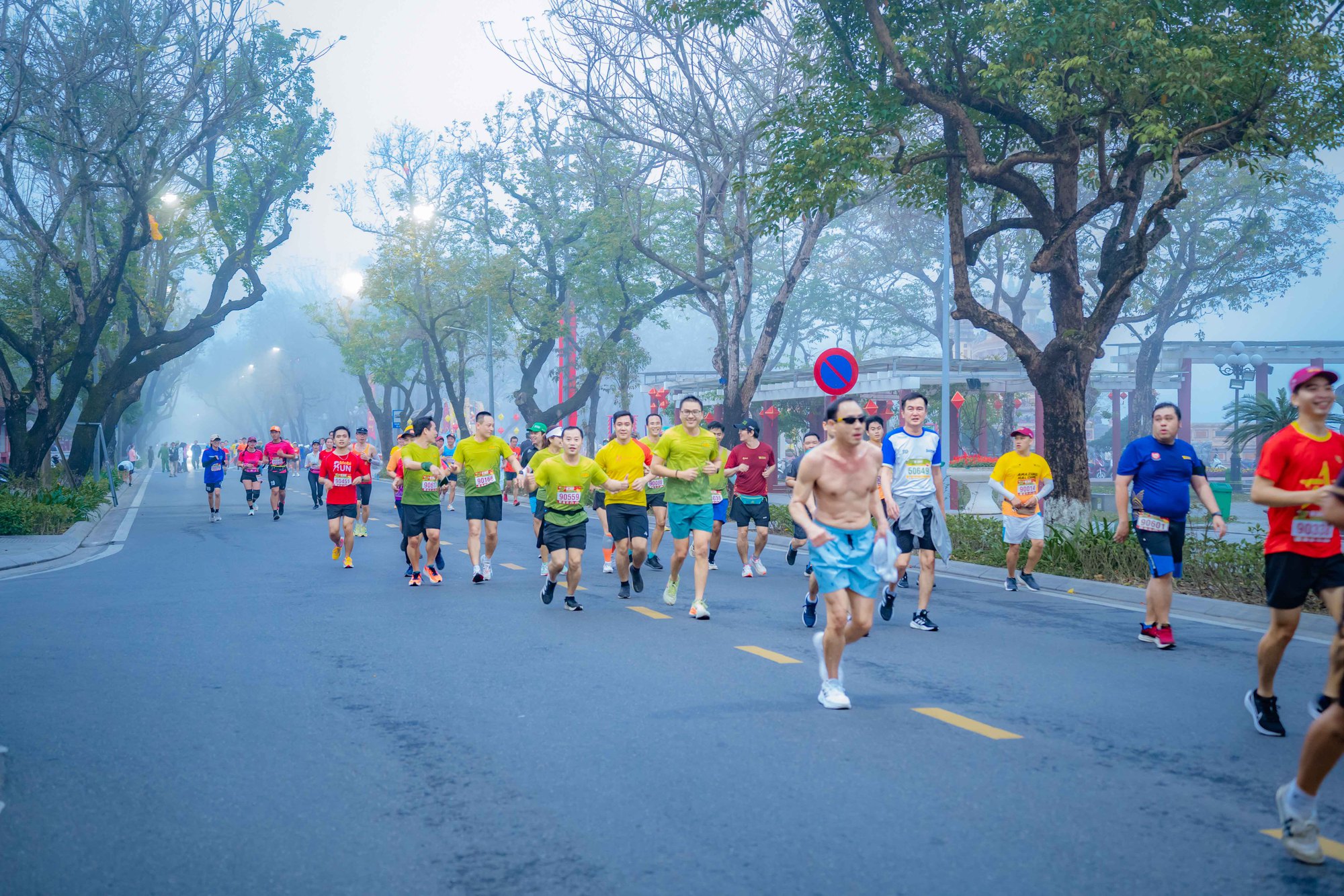 Ngắm nhìn Huế 'quyến rũ' trong màn sương qua giải chạy vì cộng đồng - Ảnh 5.