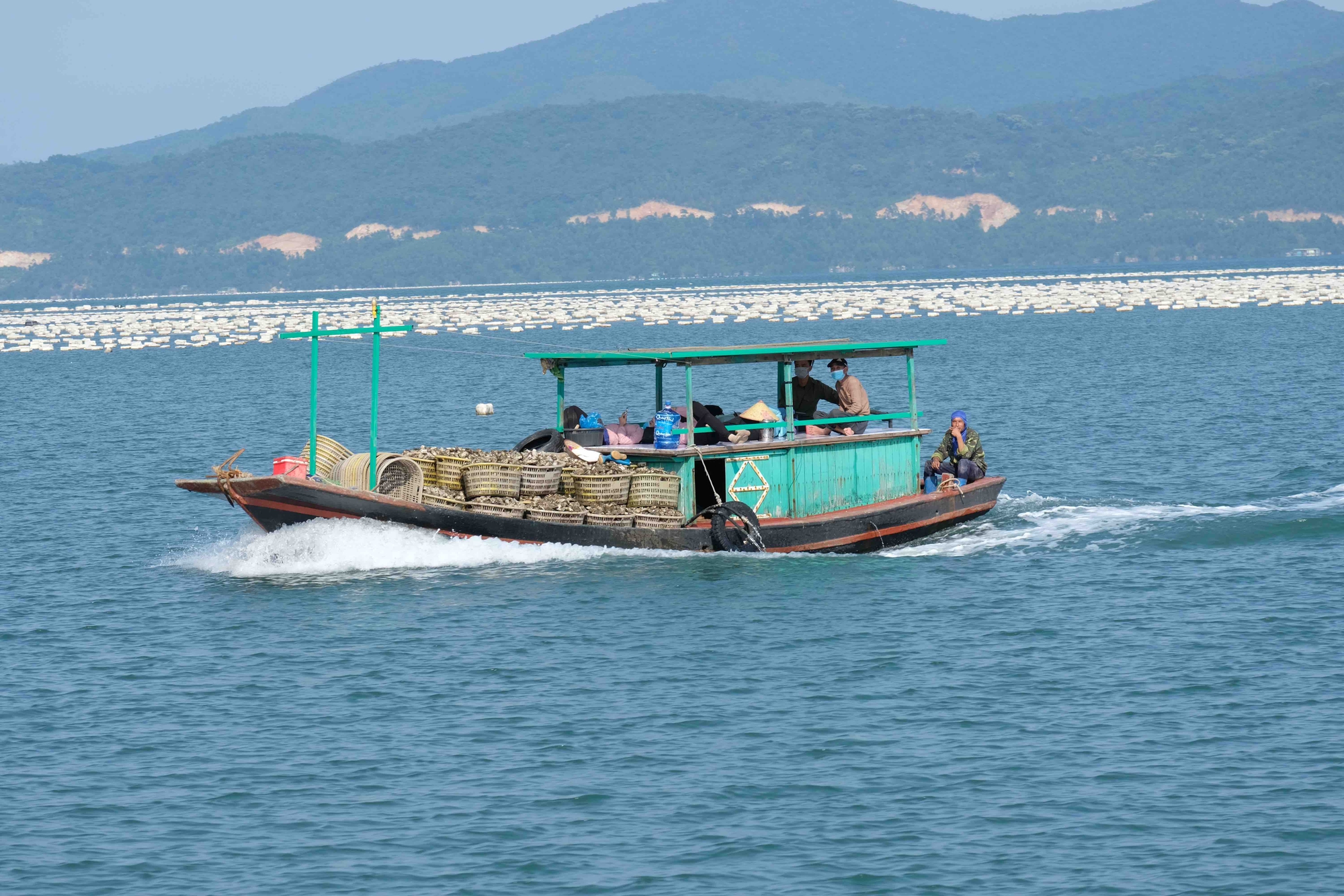 Quảng Ninh: Đắm tàu ở Vân Đồn, 1 ngư dân tử nạn - Ảnh 2.