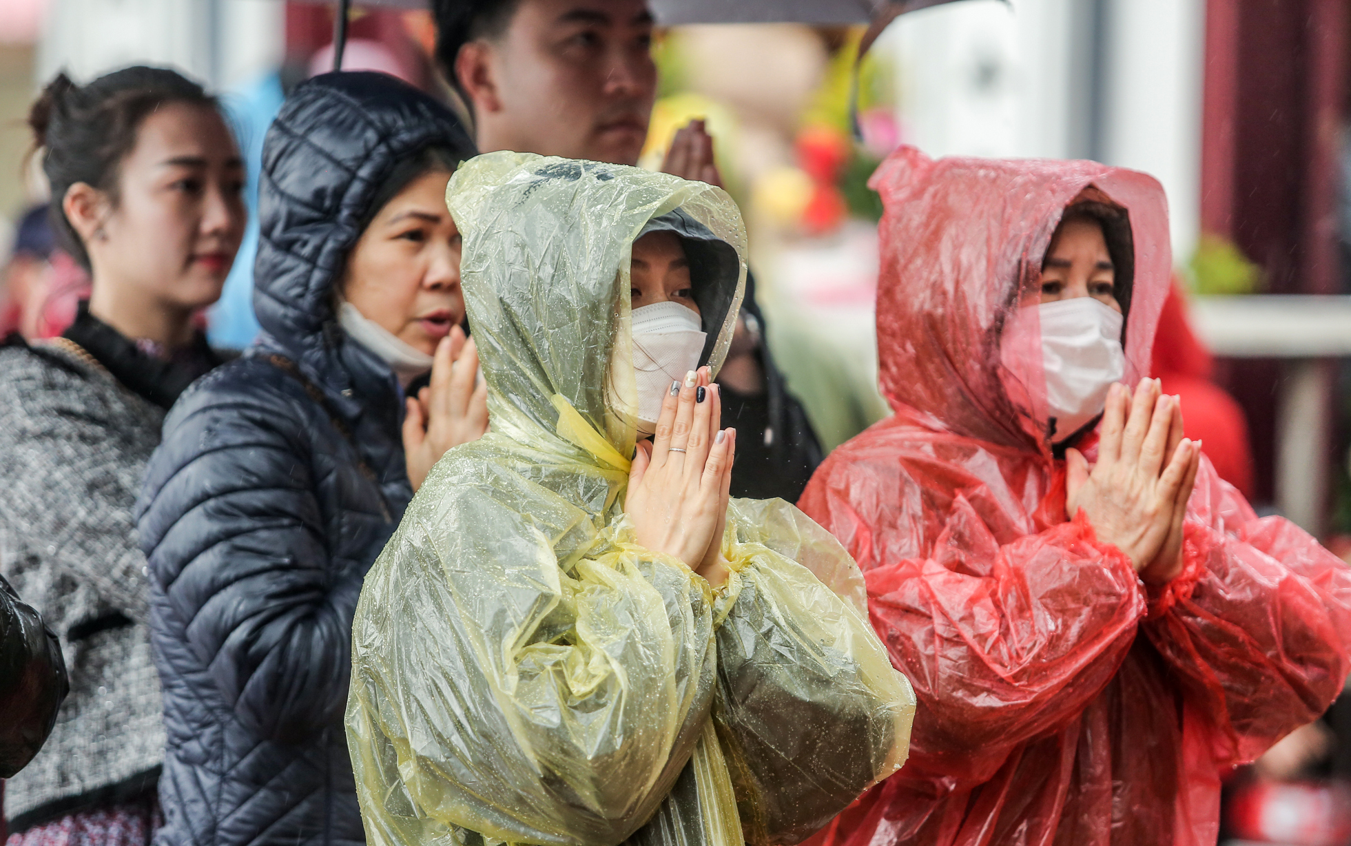 Người Hà Nội đứng dưới mưa rào, cầu may trong ngày rằm tháng giêng - Ảnh 7.