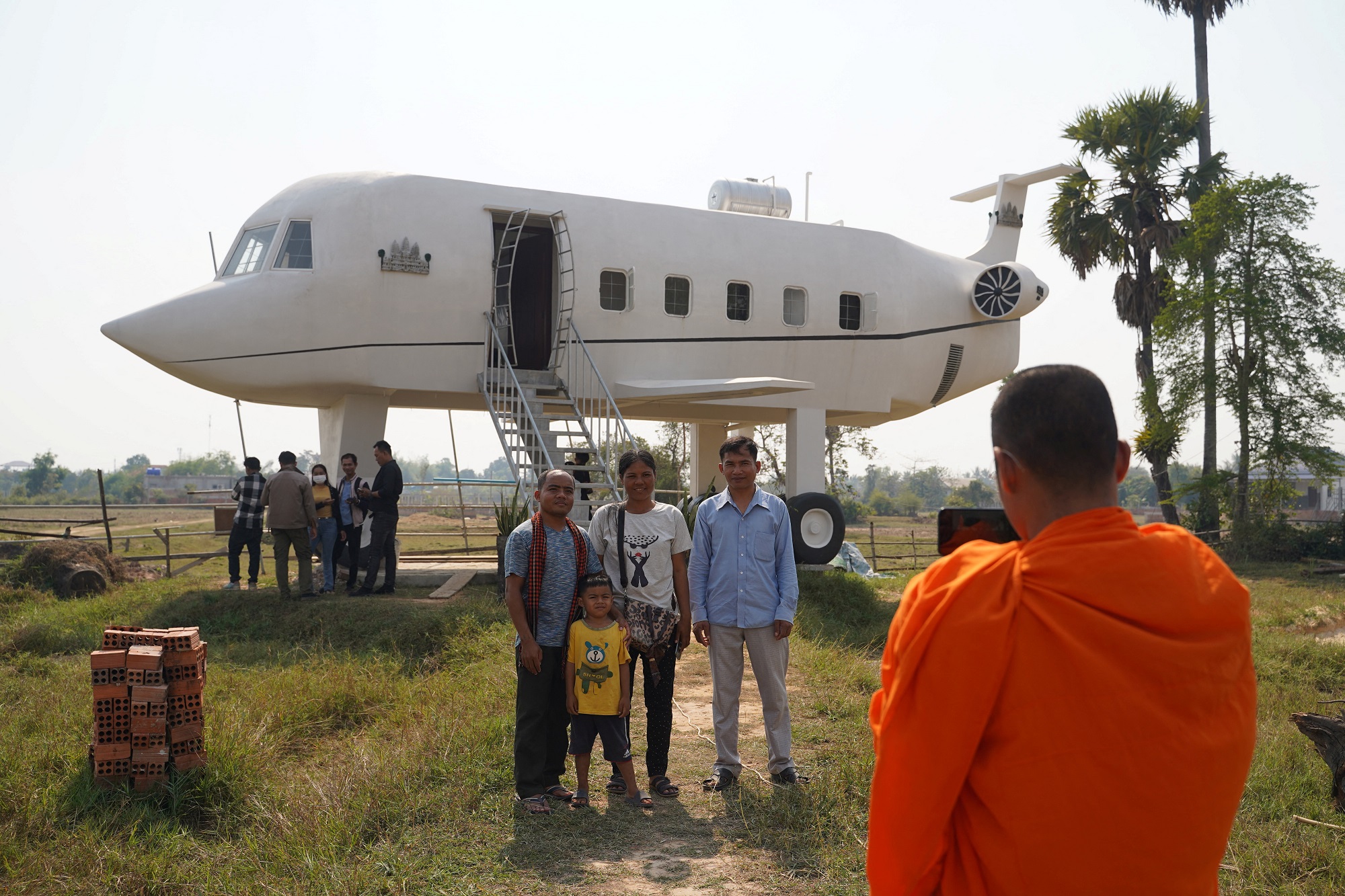 Một người Campuchia dành dụm tiền 30 năm để xây nhà giống máy bay - Ảnh 4.