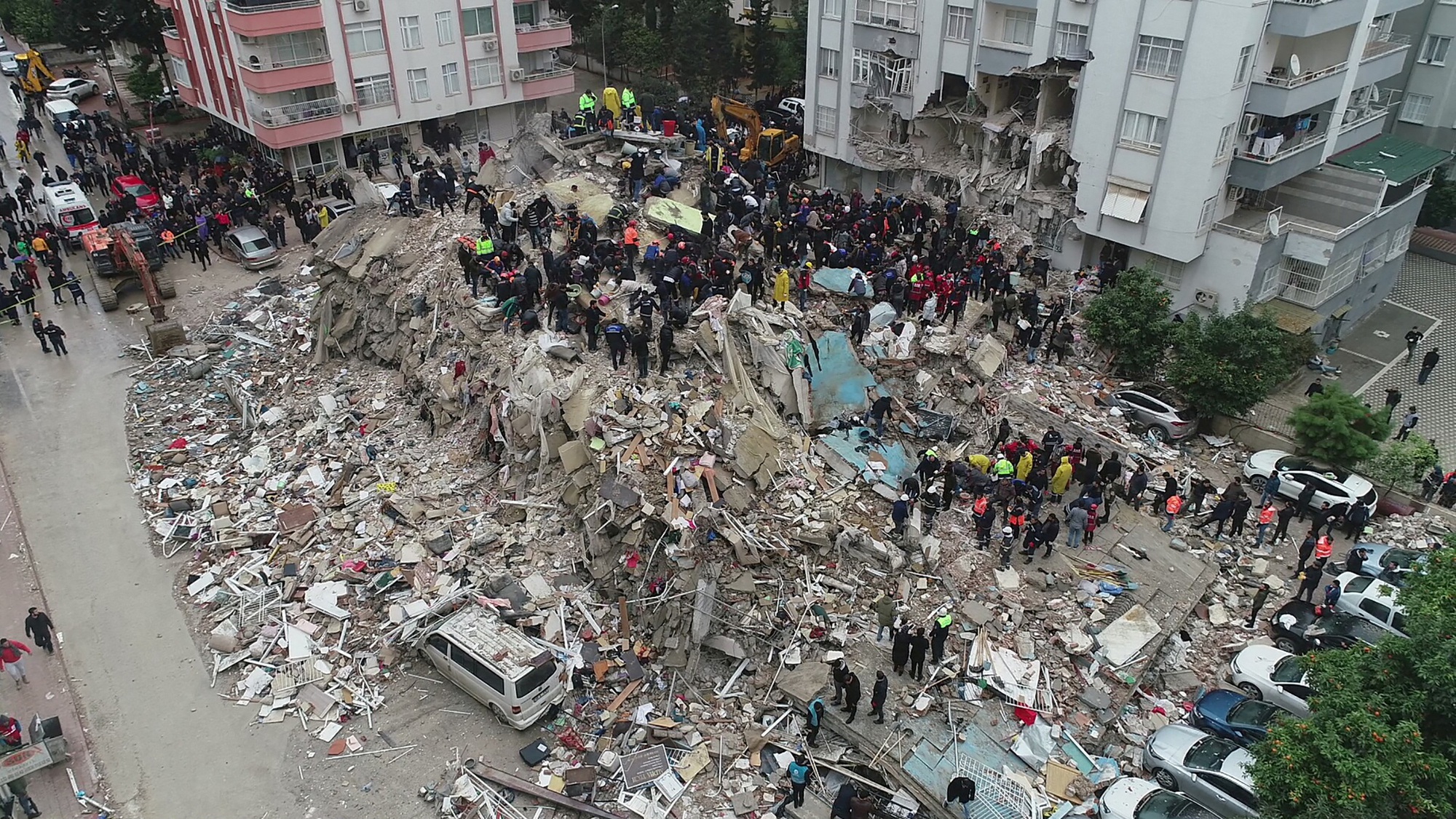 Chùm ảnh về trận động đất khiến hơn 1.200 người chết ở Thổ Nhĩ Kỳ, Syria - Ảnh 2.