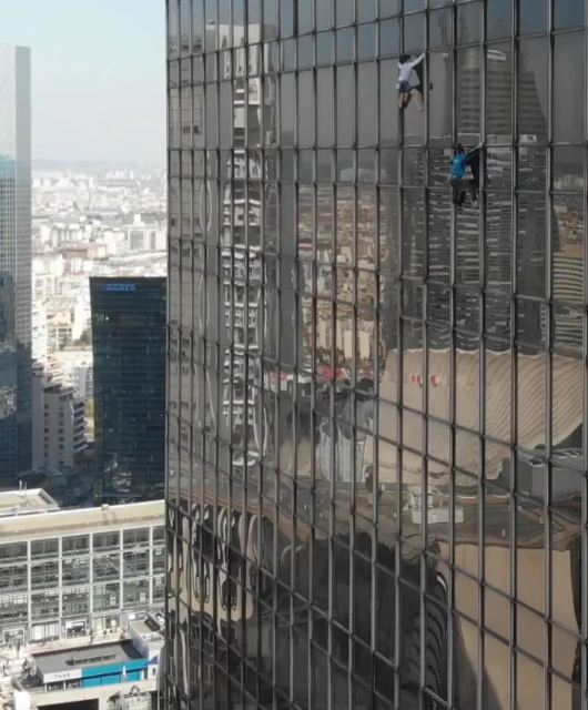 Chàng trai 'gây sốt' khi leo tòa nhà chọc trời mà không dùng thiết bị an toàn - Ảnh 2.
