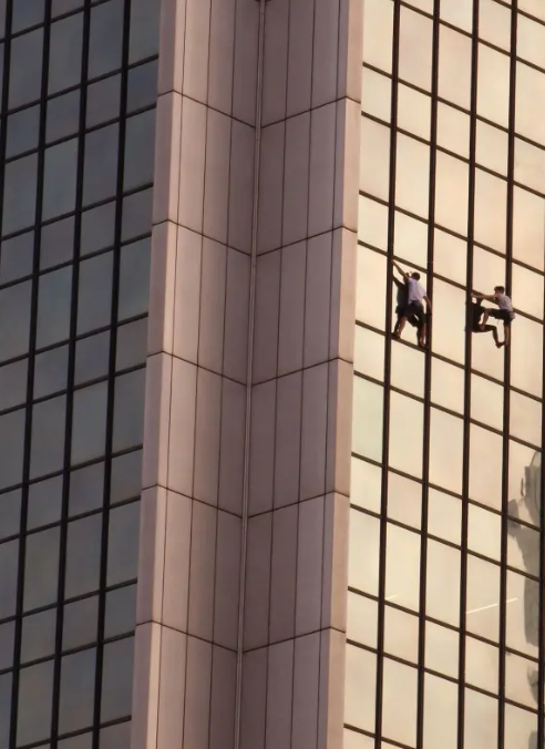 Chàng trai 'gây sốt' khi leo tòa nhà chọc trời mà không dùng thiết bị an toàn - Ảnh 1.