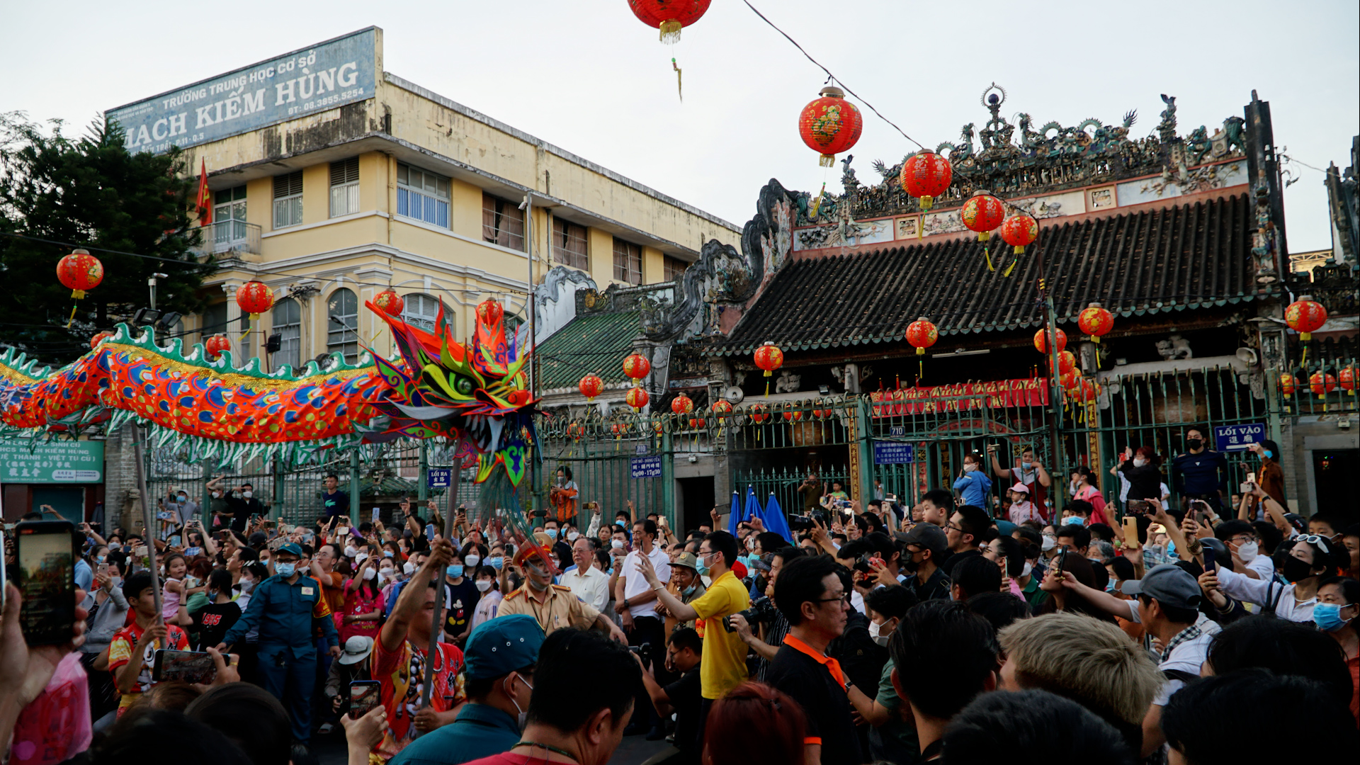 Hàng nghìn người diễu hành Tết Nguyên tiêu ở quận 5: Náo nhiệt, sôi động! - Ảnh 2.