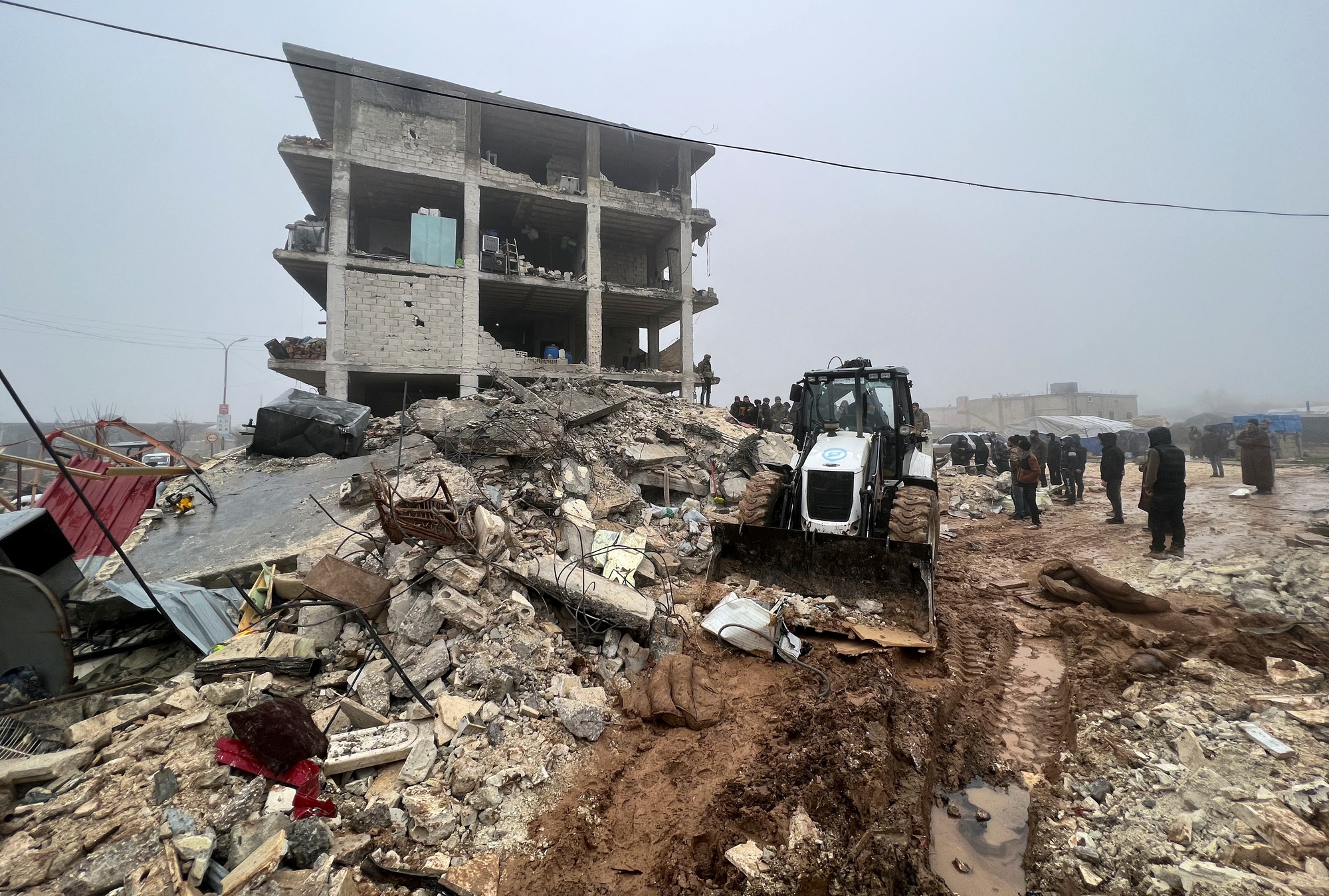 Chùm ảnh về trận động đất khiến hơn 1.200 người chết ở Thổ Nhĩ Kỳ, Syria - Ảnh 6.