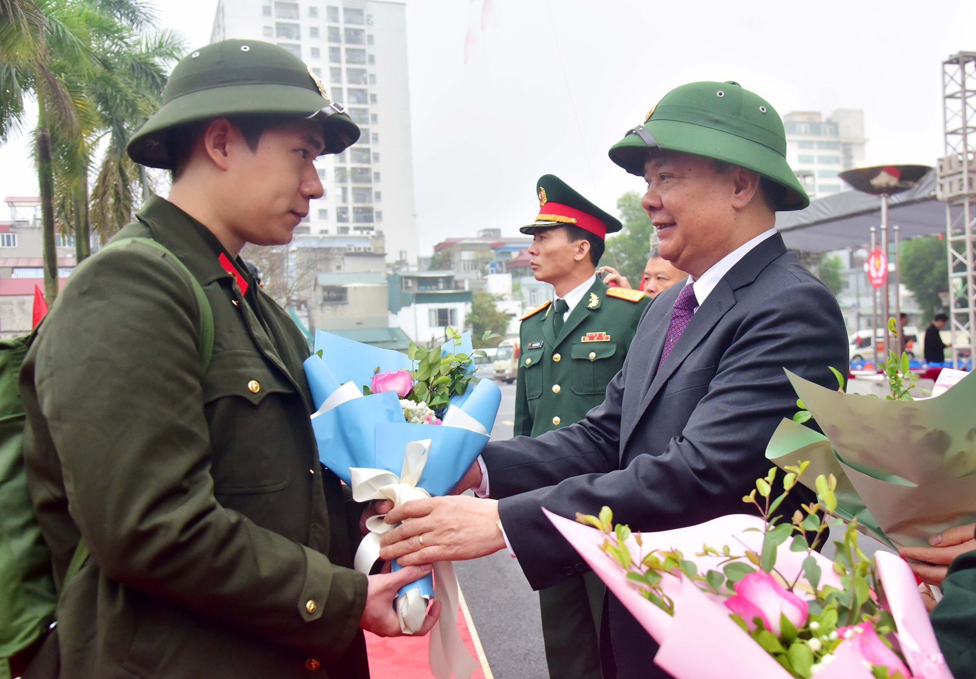 Tân binh bịn rịn ôm người thân, hôn bạn gái trong ngày nhập ngũ - Ảnh 2.