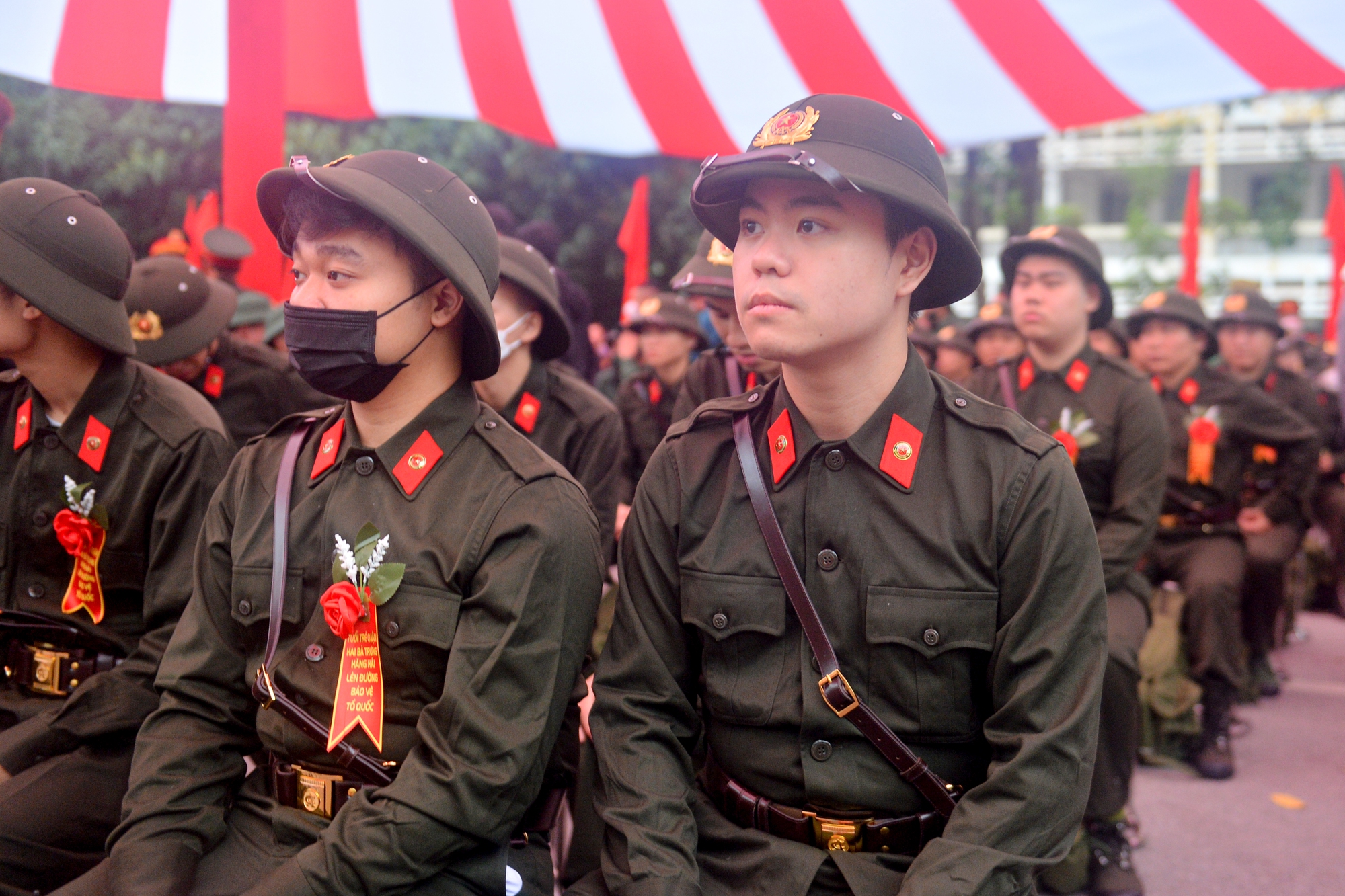 Tân binh bịn rịn ôm người thân, hôn bạn gái trong ngày nhập ngũ - Ảnh 4.