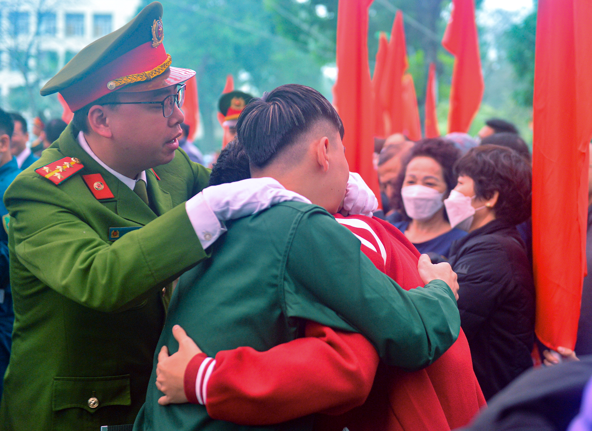 Tân binh bịn rịn ôm người thân, hôn bạn gái trong ngày nhập ngũ - Ảnh 7.