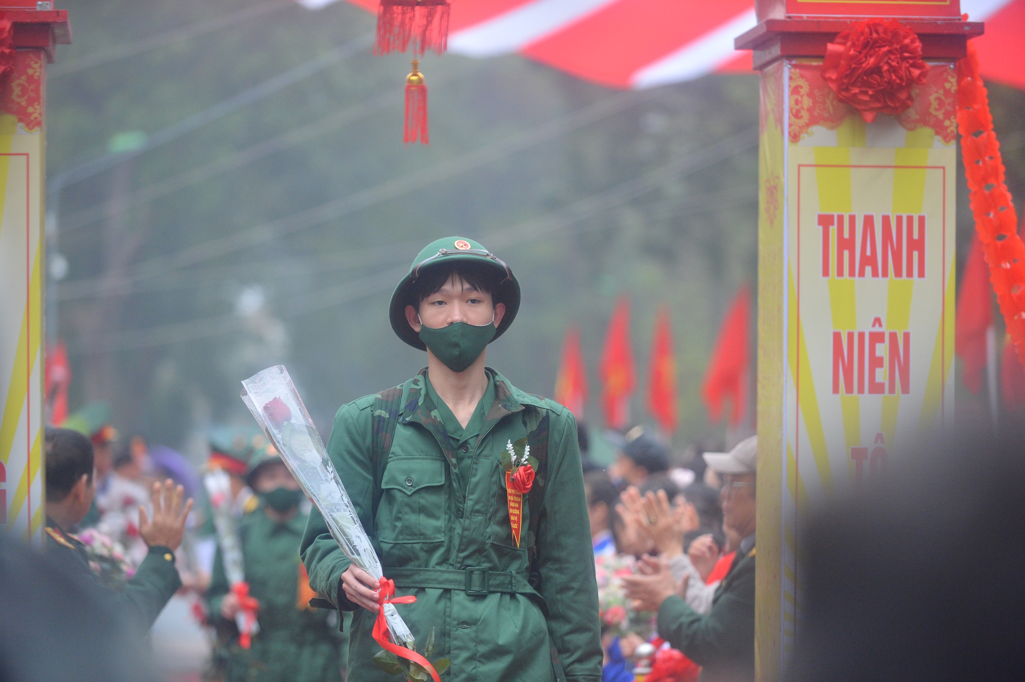 Tân binh bịn rịn ôm người thân, hôn bạn gái trong ngày nhập ngũ - Ảnh 6.