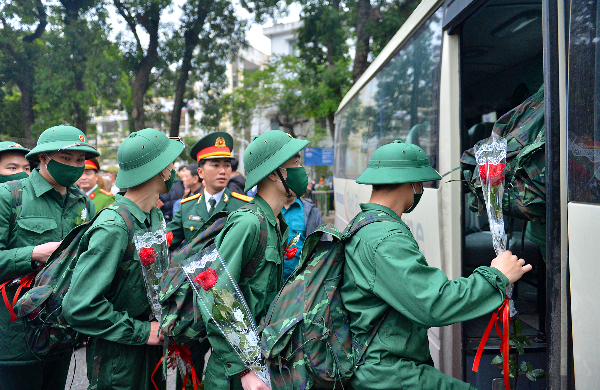 Tân binh bịn rịn ôm người thân, hôn bạn gái trong ngày nhập ngũ - Ảnh 12.