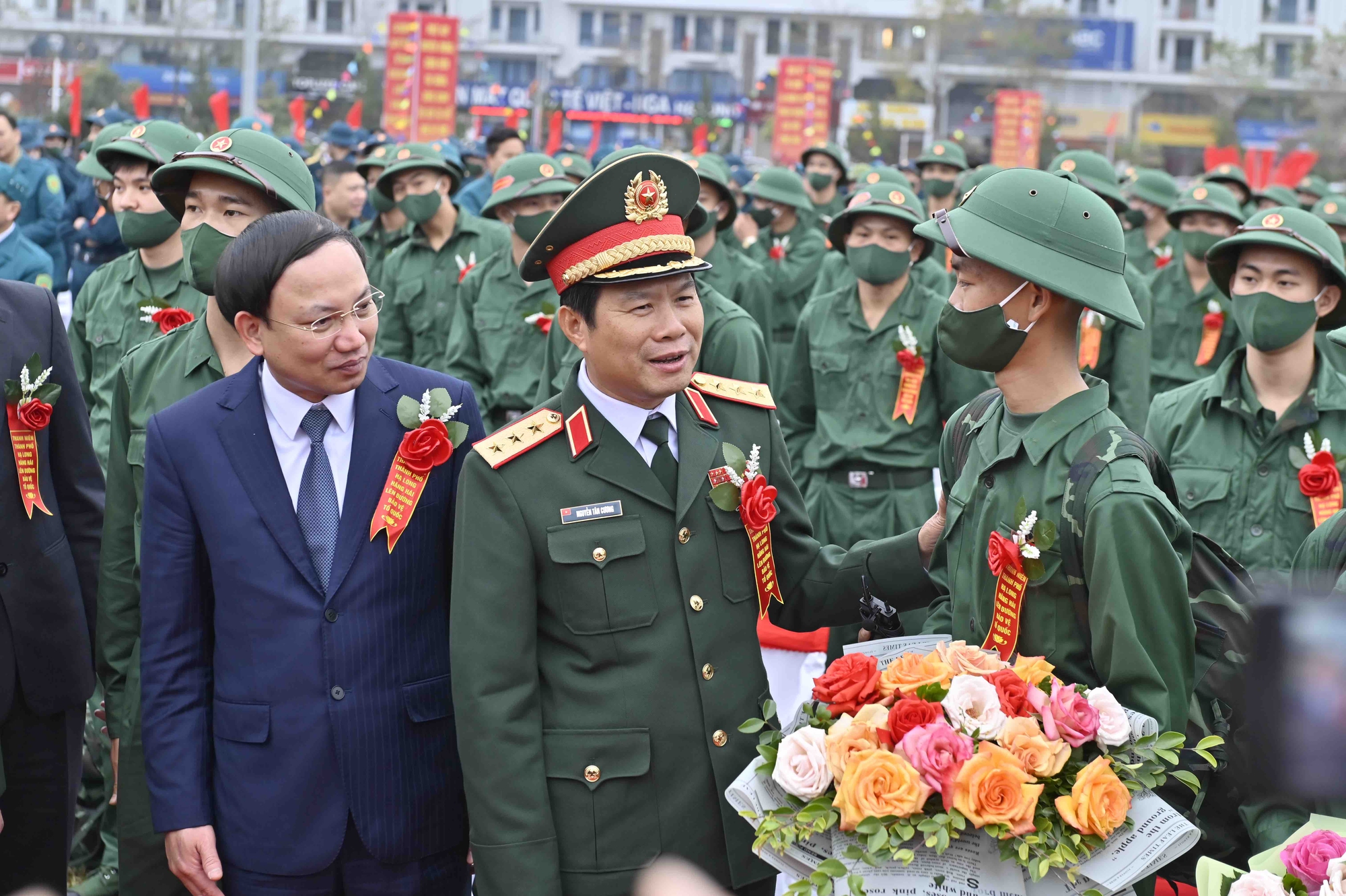 Hơn 2.000 thanh niên Quảng Ninh lên đường nhập ngũ - Ảnh 1.