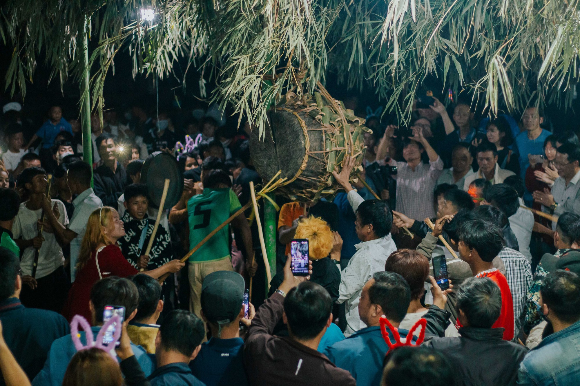 Độc đáo lễ hội đập trống của người Ma Coong - Ảnh 11.