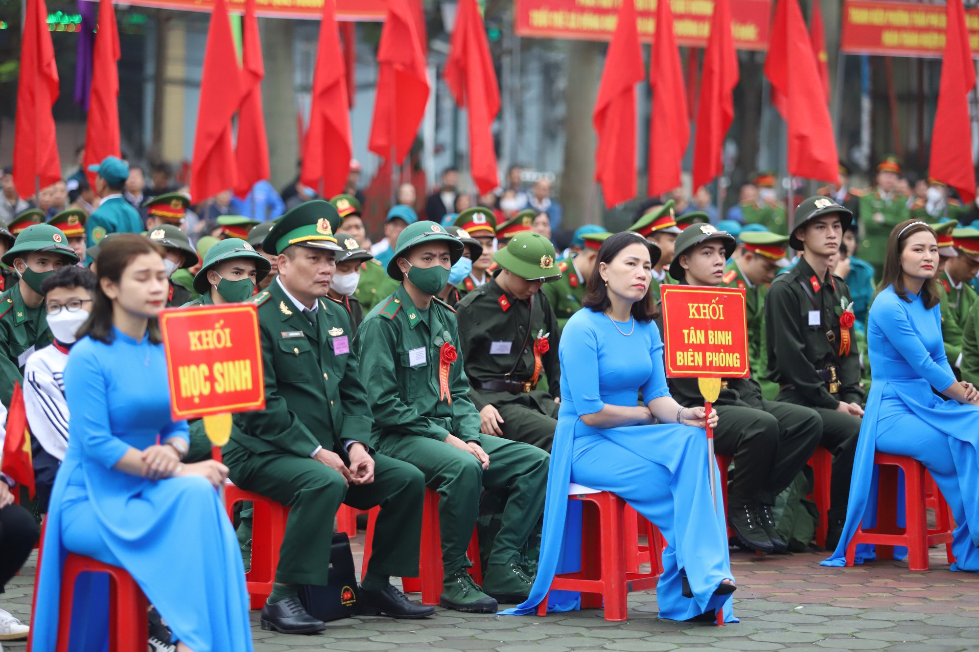 Hà Tĩnh: Bịn rịn chia tay tân binh lên đường nhập ngũ - Ảnh 1.