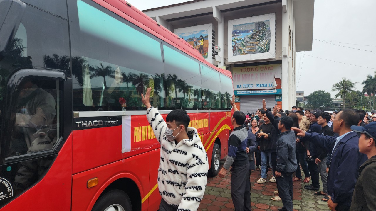 Hà Tĩnh: Bịn rịn chia tay tân binh lên đường nhập ngũ - Ảnh 6.