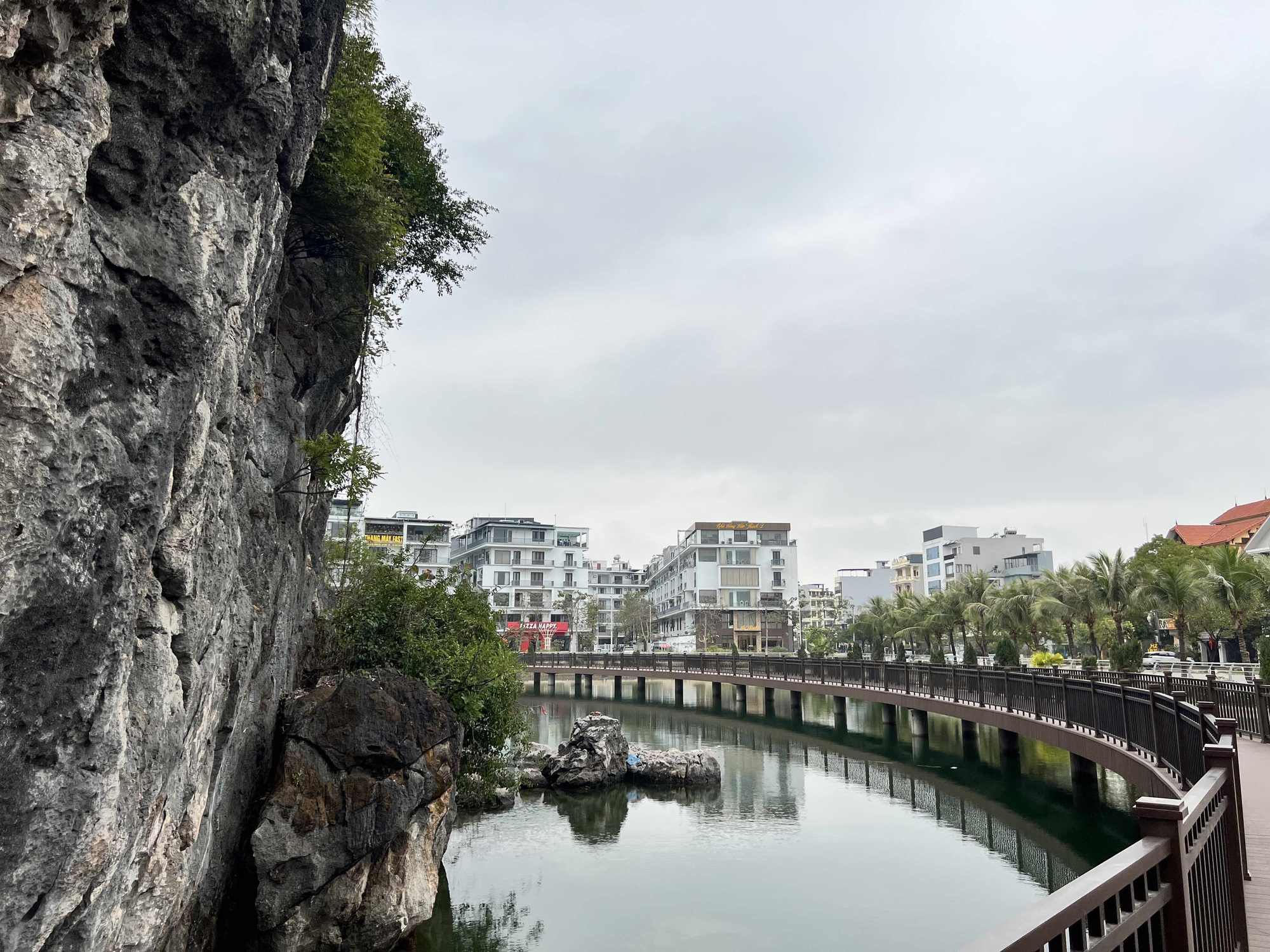 Quảng Ninh: Ấn tượng cây cầu bao quanh hòn non bộ khổng lồ ở Hạ Long - Ảnh 9.